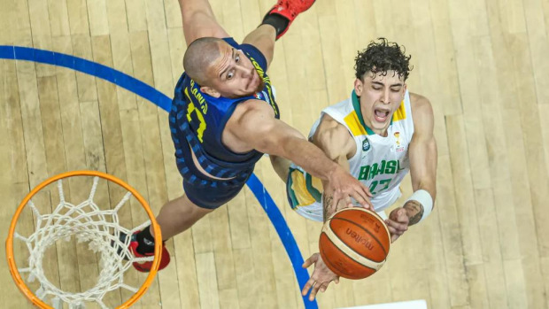 Caio Pacheco entra a canasta en el partido del pasado lunes contra Colombia