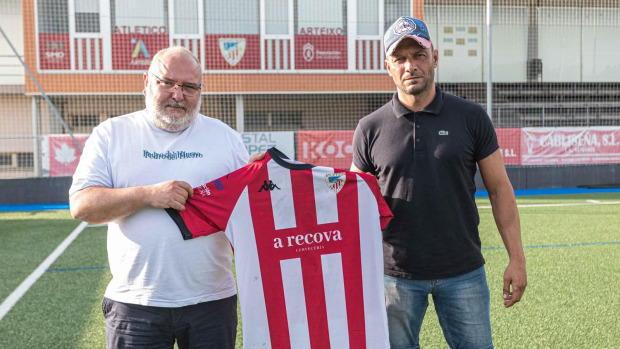 Noé López posa con el presidente Fran Gil en su presentación como entrenador del Arteixo