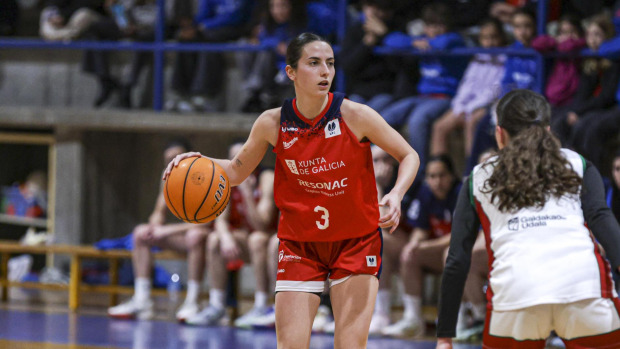 Nuria Ríos maneja el balón ante Ibaizabal
