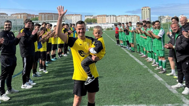 Tigre, antes de caminar con su hijo por el pasillo que le realizaron sus compañeros y los jugadores del Ural en el último partido de la temporada
