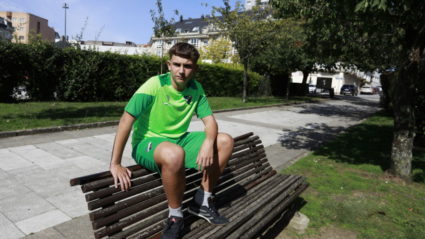 Róber Freire, centrocampista de Curtis nacido en 2012, posa con la equipación del Ural, su nuevo equipo