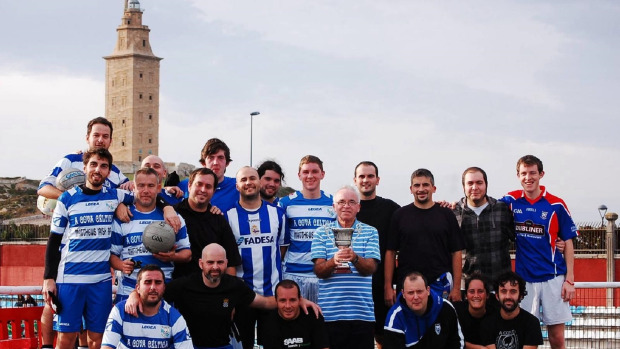 Seánie McEvoy, cun trofeo nas mans, xunto a un dos primeiros equipos do Fillos de Breogán