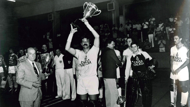 Carlos Gil levanta la Copa CERS conquistada por el Liceo en Monza en 1982