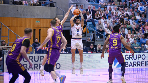 Yunio Barrueta lanza un triple en el partido contra el Palencia