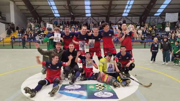 La plantilla del Ordes celebra el ascenso