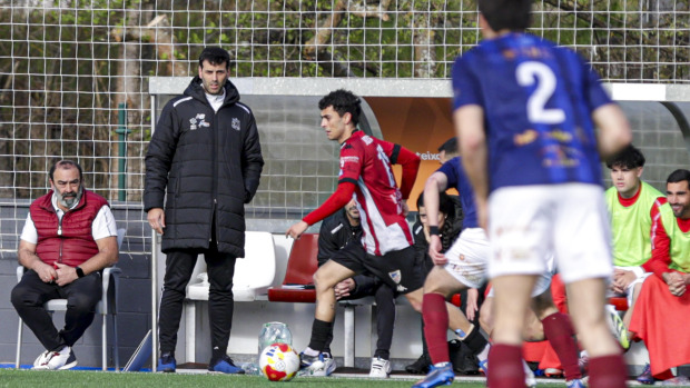 Jota, atacante del Arteixo, conduce el balón bajo la mirada de Manuti, técnico del Estradense, en el partido disputado por ambos equipos hace mes y medio