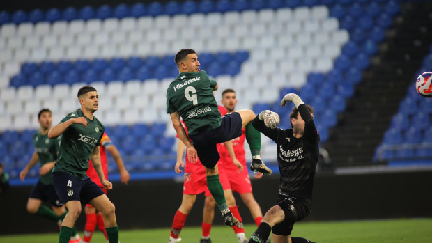 Denis marcó el gol de la victoria para el San Tirso