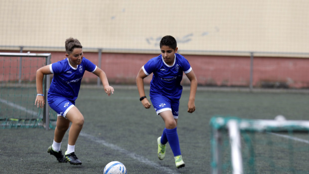 Imagen de una edición del Campus F10Esta semana se está combinando en el Campus F10 el trabajo con y sin balón. Cuando se realizan ejercicios con la pelota, los objetivos son los de siempre: mejorar en la toma de decisiones, ser capaz de zafarse del contrario, pasar, disparar o parar, para aquellos que se ponen de portero.