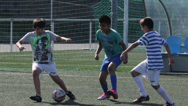 Tres niños juegan en una edición del CampusLa primera edición de las Jornadas Solidarias de Deporte Adaptado e Inclusivo comenzaron ayer en la Ciudad Deportiva de A Torre