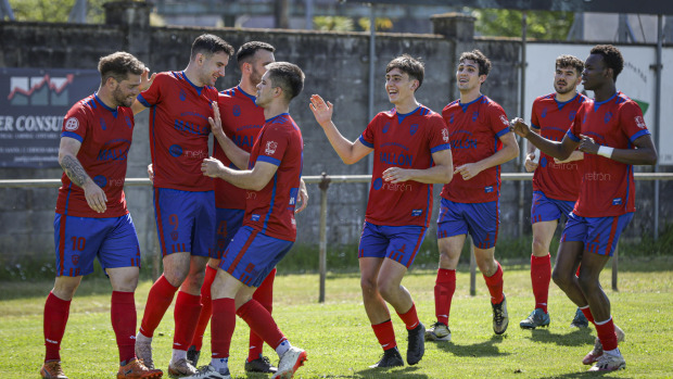 Los jugadores del Betanzos celebran un gol en Liga ante el Cultural Maniños