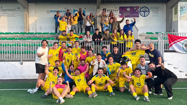 Los jugadores del Maravillas celebran la victoria ante el Xuventude Laracha
