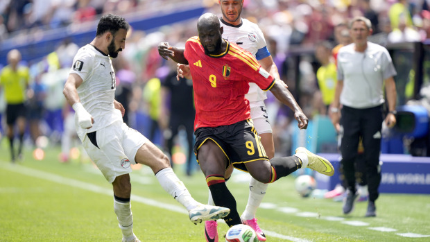 Romelu Lukaku controla la pelota ante Mohanad Lasheen (i) y Ramy Rabia durante el duelo del Mundial entre Bélgica y Egipto