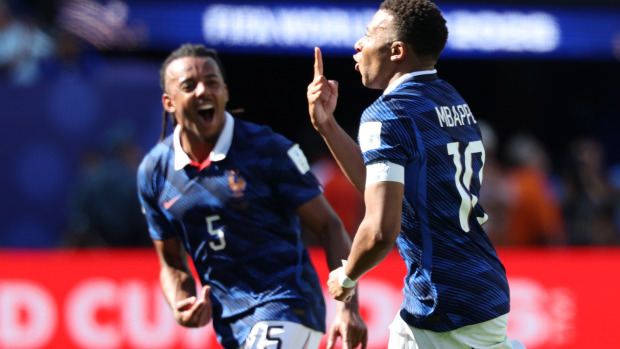 Mbappe celebra uno de sus dos goles ante Senegal