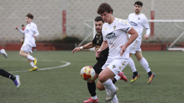 Iago Pérez pelea por un balón durante el Silva-Arosa de la pasada temporada