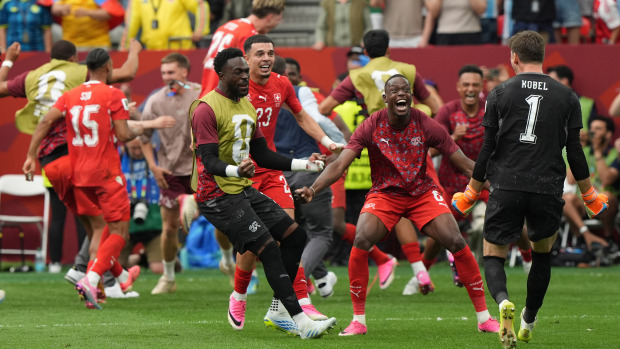 Los jugadores de Suiza celebran el pase a cuartos ante Colombia