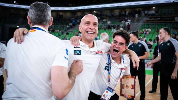 Carles Marco y su staff celebran el bronce en el Eurobasket sub-20