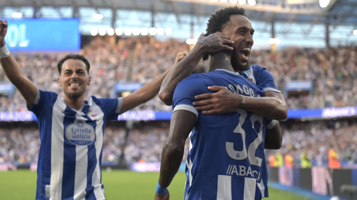 Aubameyang celebra con Bil Nsongo el tercer tanto ante el ValenciaDomingo 30 de agosto