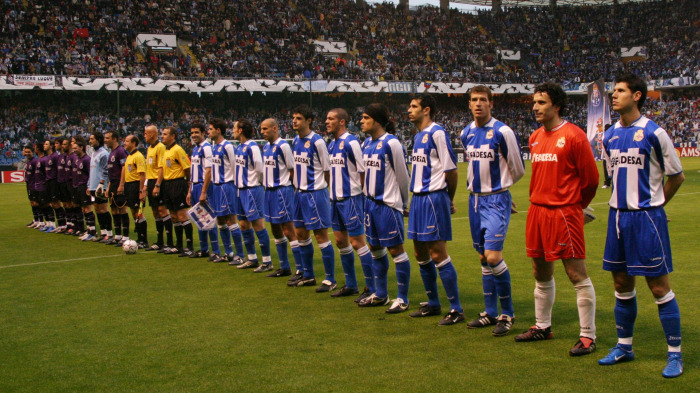 Los onces iniciales y el trío arbitral antes de la vuelta de la semifinal de la Champions de 2004 entre Dépor y Oporto en Riazor