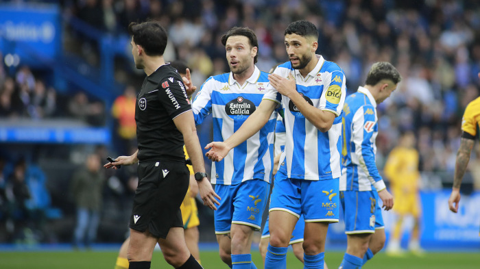 Zaka y José Ángel, hablando con Eder Mallo sobre el posible penalti de Javi Moreno en el Deportivo-Albacete
