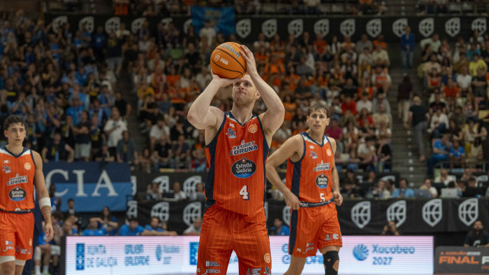 Jorgensen ejecuta un tiro libre en el Estudiantes-Básquet Coruña