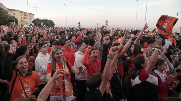 La afición del Básquet Coruña celebrando el ascenso a ACB en 2024 en la explanada de Riazor