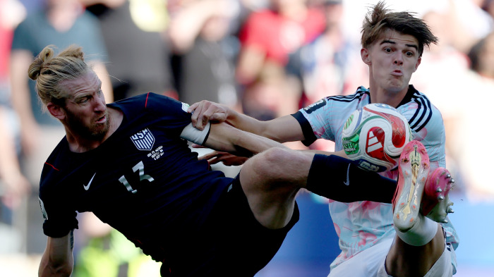 Tim Ream y Charles De Ketelaere durante el partido entre Estados Unidos y Bélgica