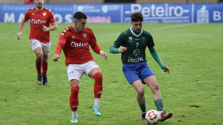 Pichu, atacante del Órdenes, se prepara para golpear el balón ante la oposición de Iván Martínez, defensa del Sofán