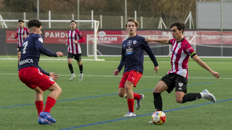 Manu Berrocal, lateral izquierdo del Arteixo, se prepara para sacar un centro ante el Lugo B