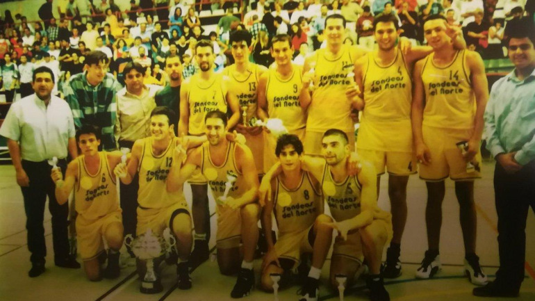 La plantilla del Sondeos celebra la Copa Galicia del 1996