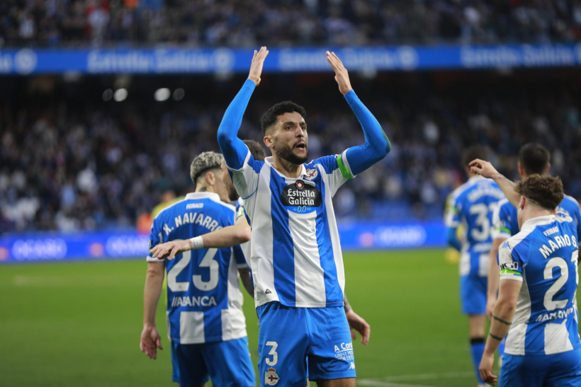 Zakaria Eddahchouri, celebrando su primer gol con el Deportivo