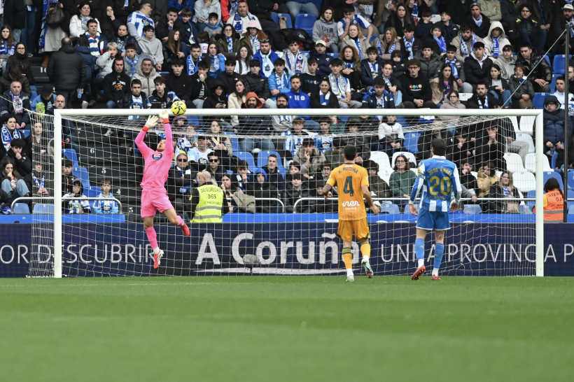 Álvaro Ferllo despeja un balón, durante el Deportivo-Albacete en Riazor (2-1)