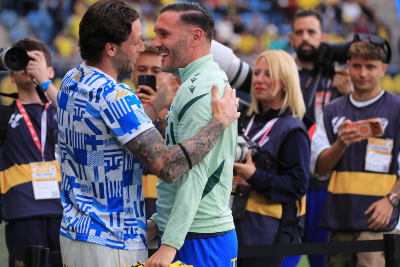 Saludo entre José Ángel y Lucas Pérez antes del Cádiz-Dépor