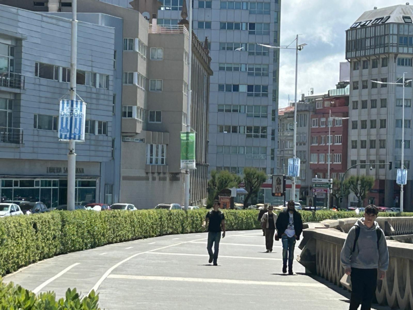 Banderolas blanquiazules en el paseo marítimo de A Coruña