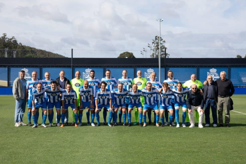 Los jugadores del Deportivo de veteranos ante la AFE