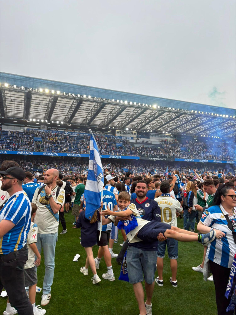 Esteban y Diego, durante la invasión de campo en Riazor después del Deportivo-Las Palmas