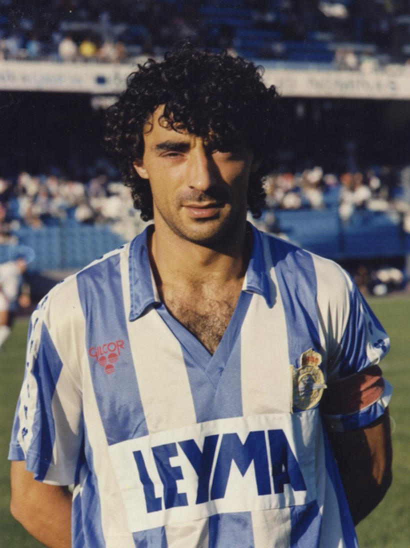 'Flaco' Gil, con la camiseta de manga corta con el logo de Gilcor en rojo y la publicidad de Leyma, en un partido de la temporada 1989-90