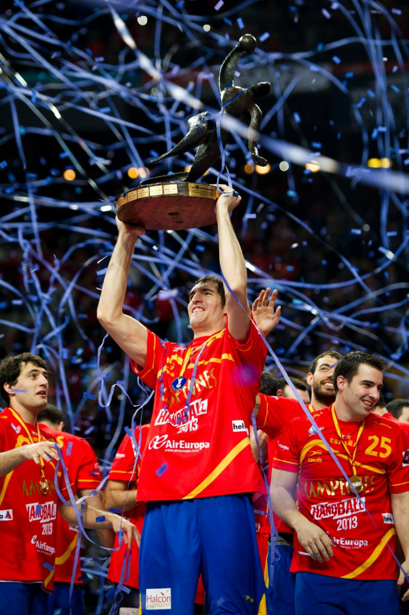 Ángel Montoro levanta el trofeo de campeón del Mundo en 2013