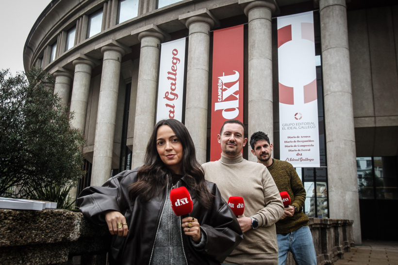 Lucía Dávila, Jorge Lema y Xurxo Gómez a las puertas de la redacción de DXT Campeón