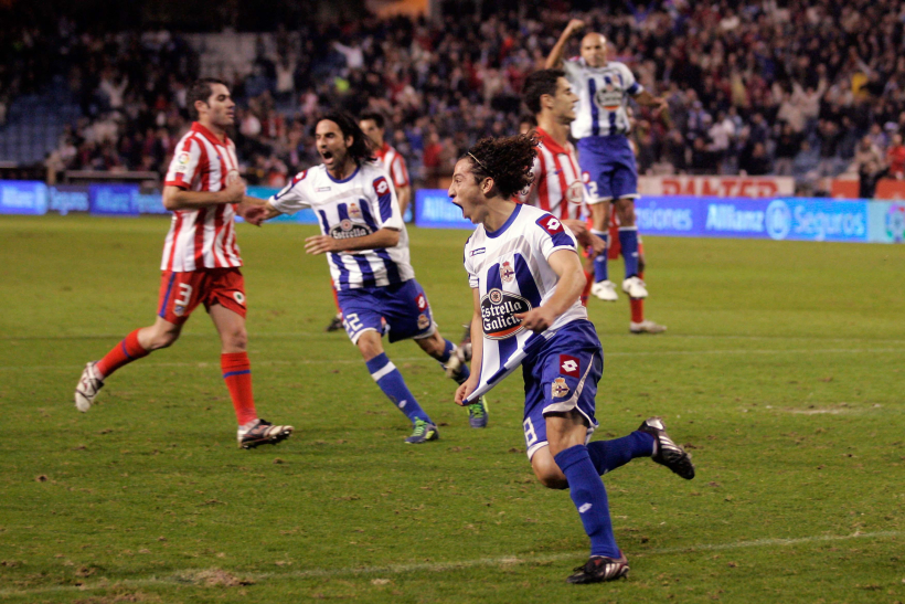 Andrés Guardado celebra el 2-1 en el estadio coruñés en noviembre de 2009 en el último triunfo del Dépor ante el Atlético