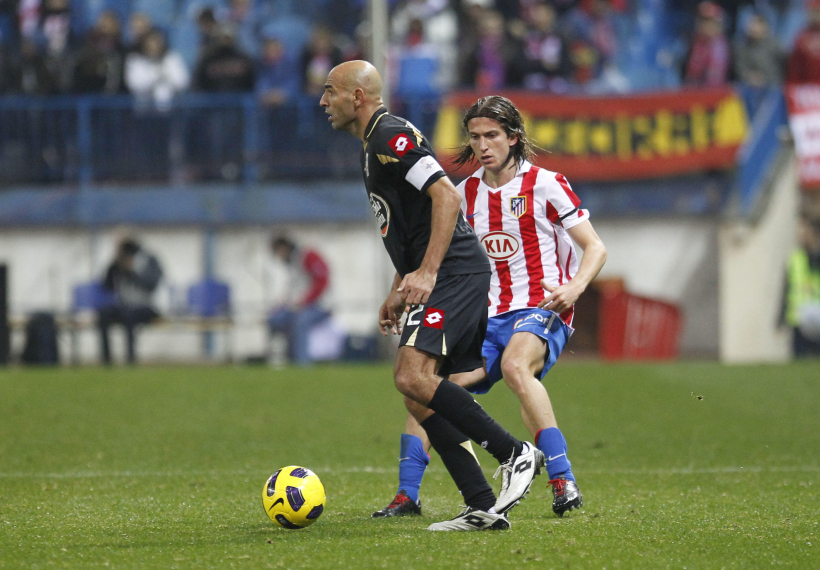 Manuel Pablo, defendido por el exblanquiazul Filipe Luis en el choque en el Metropolitano (2-0) en diciembre de 2010
