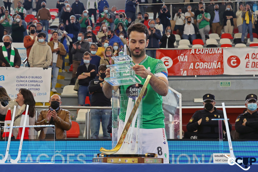 Dava Tores introduce el stick del Liceo en la Torre de Hércules del trofeo de la Golden Cup tras ser eliminado en semifinales