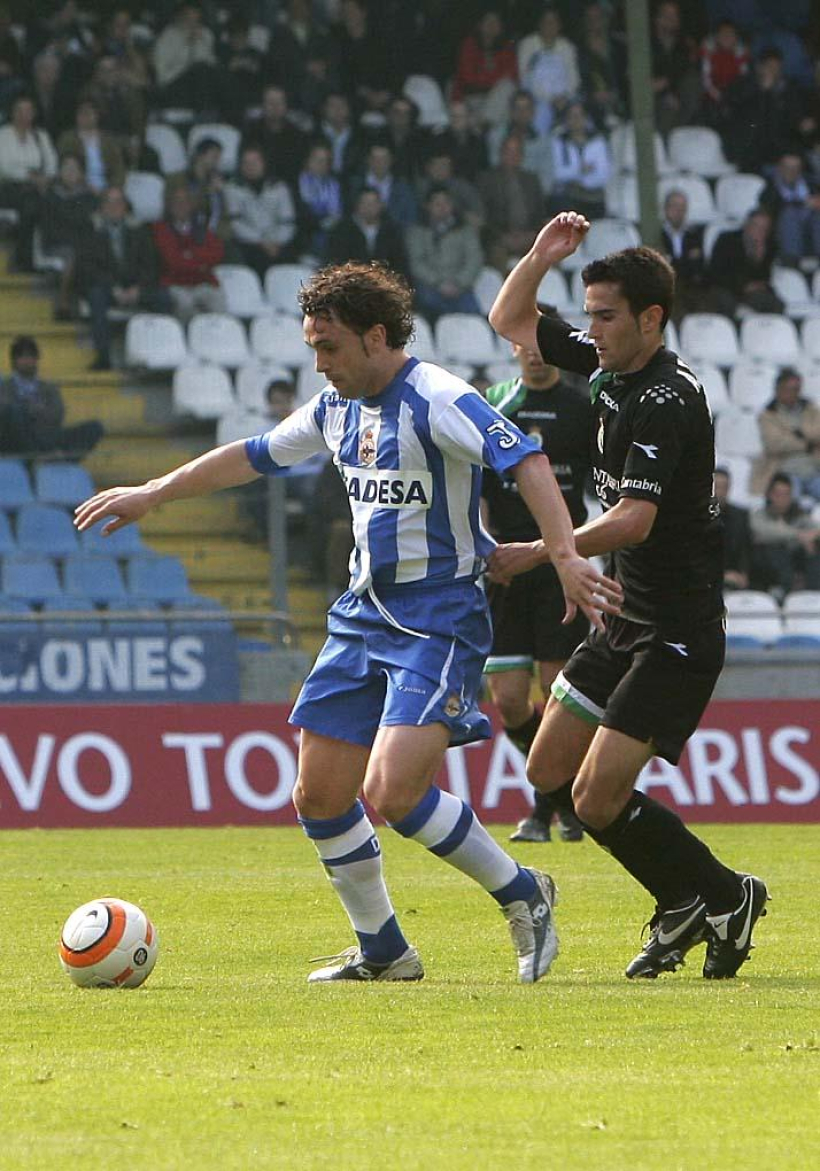 Antonio Tomás marca a Sergio González en Riazor el 2 de abril de 2006, como jugador del Racing