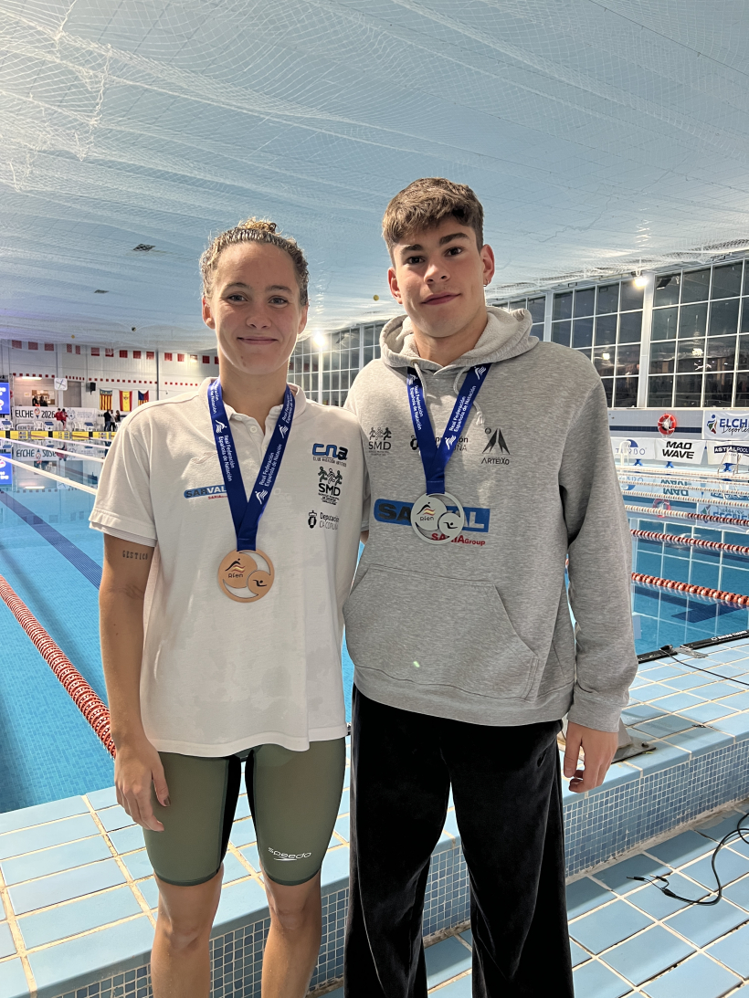 Paula Otero y Mateo García, del CN Arteixo, con sus medallas en el Campeonato de España de larga distancia
