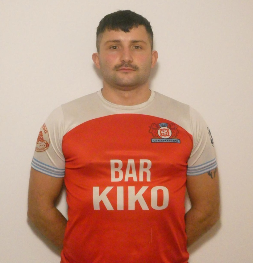 Pablo Vázquez posa con la camiseta del Ozacesuras