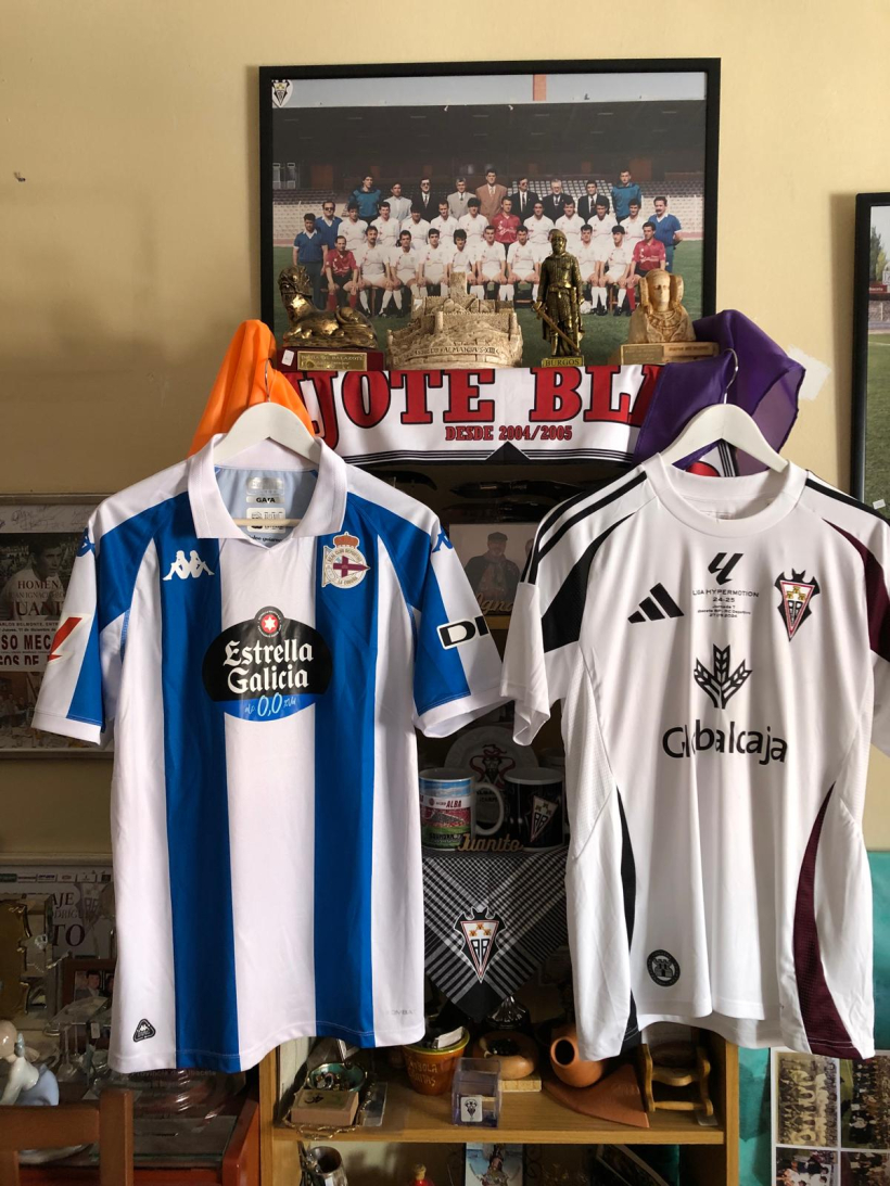 Camisetas del Dépor y del Albacete y varios artículos que guarda Juanito en su museo particular