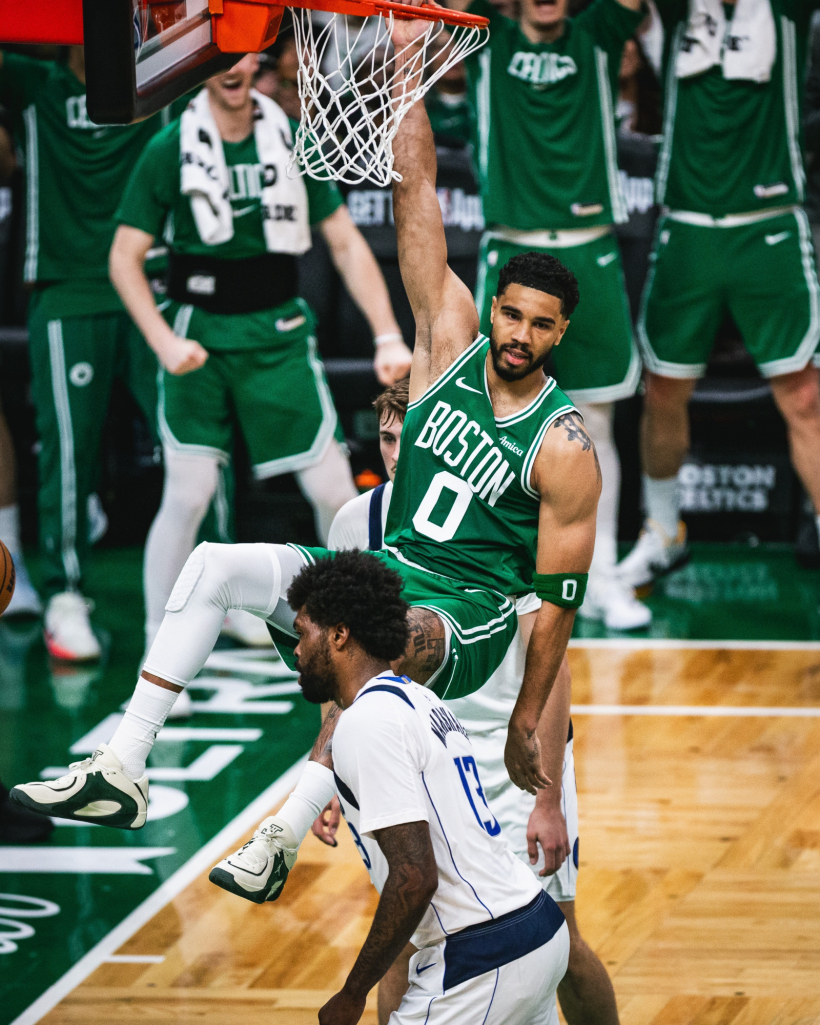 Tatum se cuelga del aro tras su primera canasta de la temporada