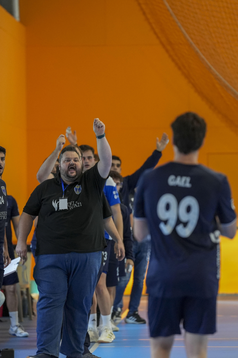 Nando González protesta una acción durante el duelo contra San Pablo Burgos