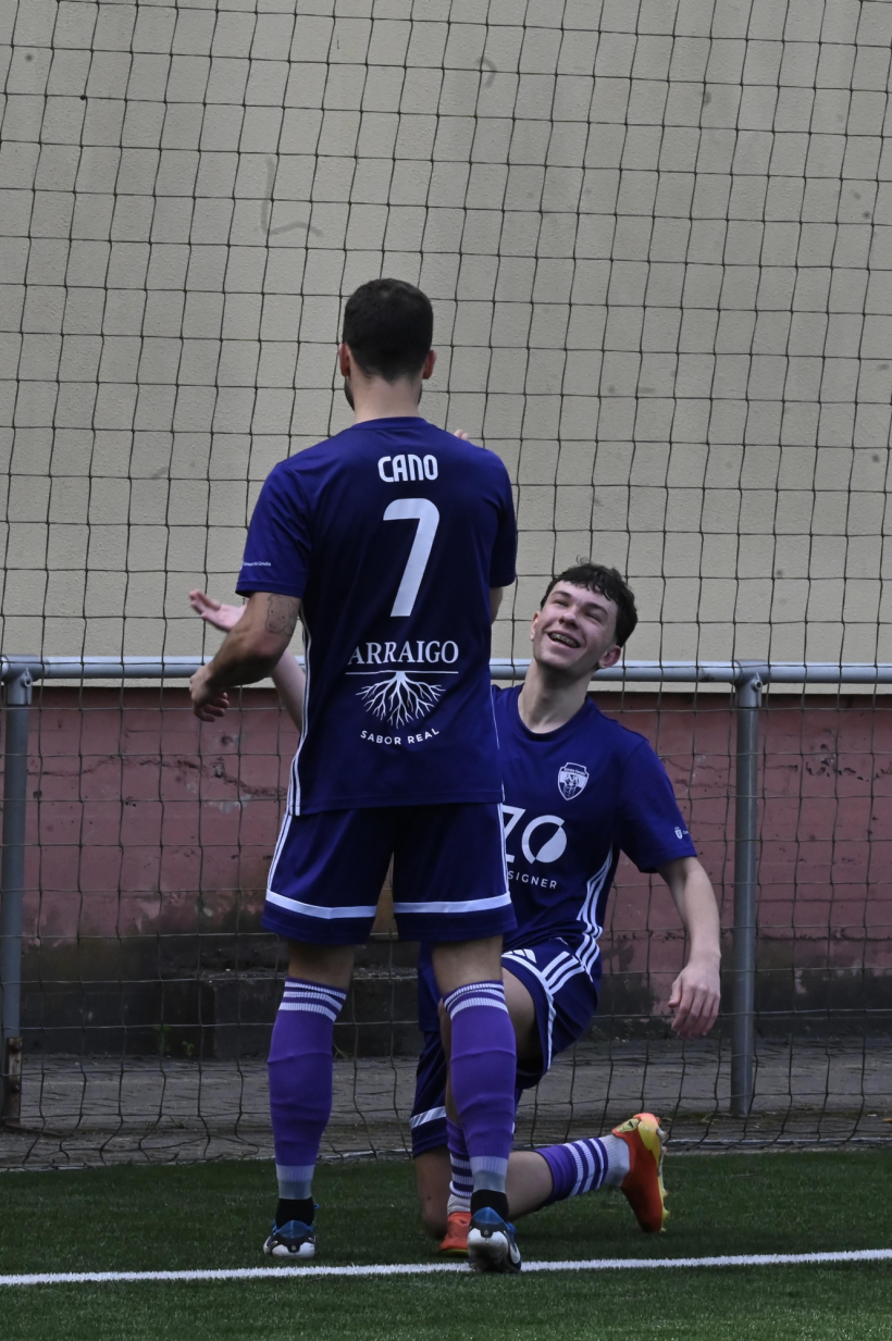 Cano y Óscar celebran uno de los goles del lateral