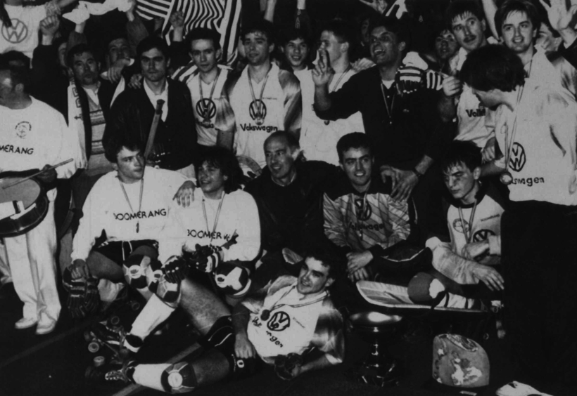 Los jugadores del Dominicos celebran la conquista de la Copa del Rey de hockey patines en 1990