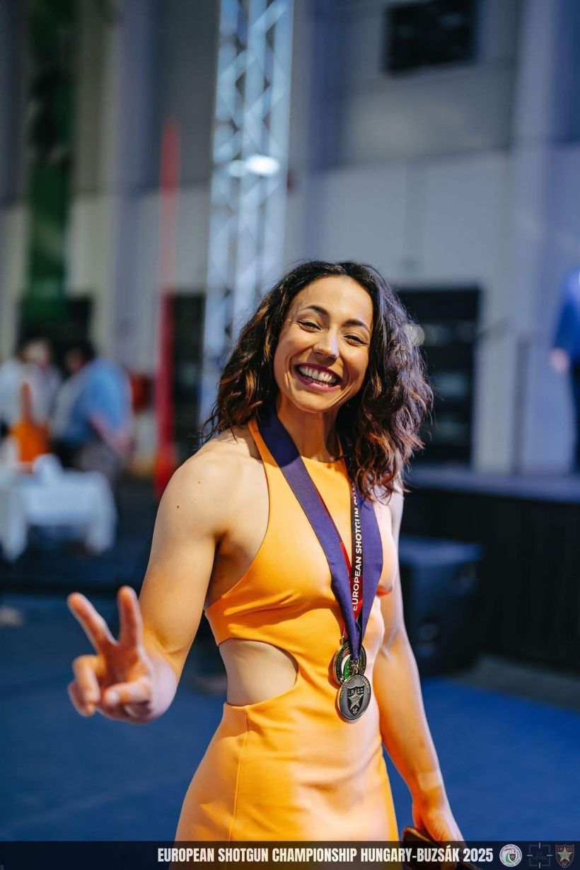 Airi Rodríguez posa con dos de sus medallas